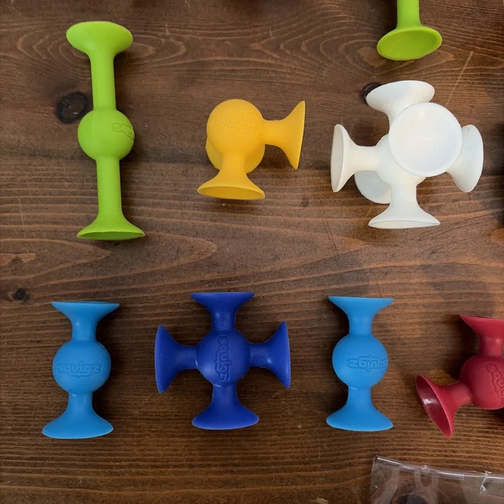 Fat Brain Toys Squigz 24 Piece Lot Suction Cup Building Developmental Toy